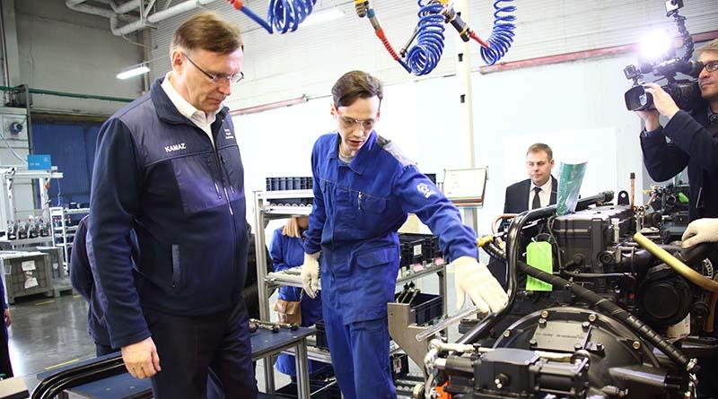 На заводе двигателей «КАМАЗ» представили новую окрасочную линию силовых агрегатов V8 и Р6