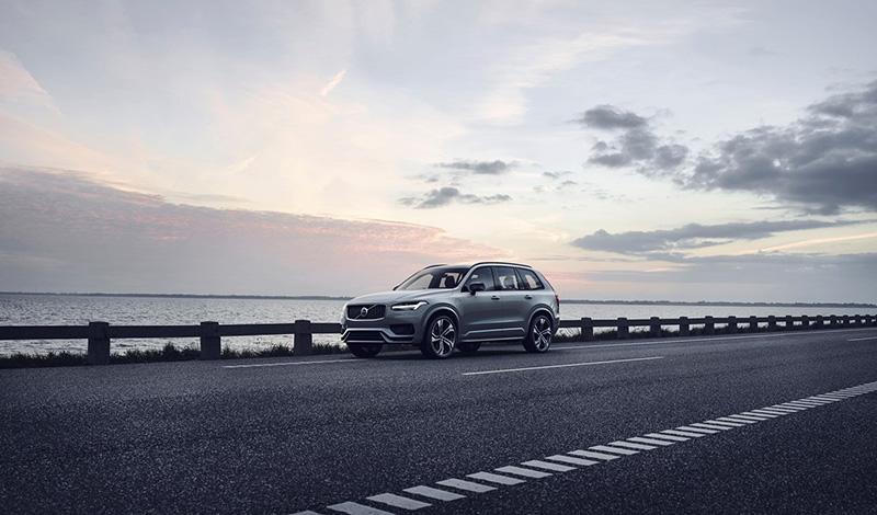 Рестайлинг Volvo XC90 уже можно заказать: от 3 955 000 рублей за версию Momentum с бензиновым двигателем T5 (249 л.с.).