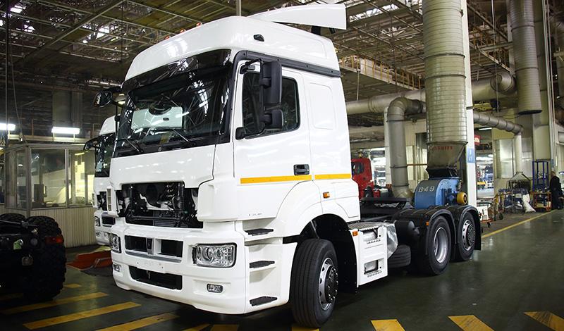 На заводе КАМАЗ» запущен в производство трехосный седельный тягач с индексом 65209