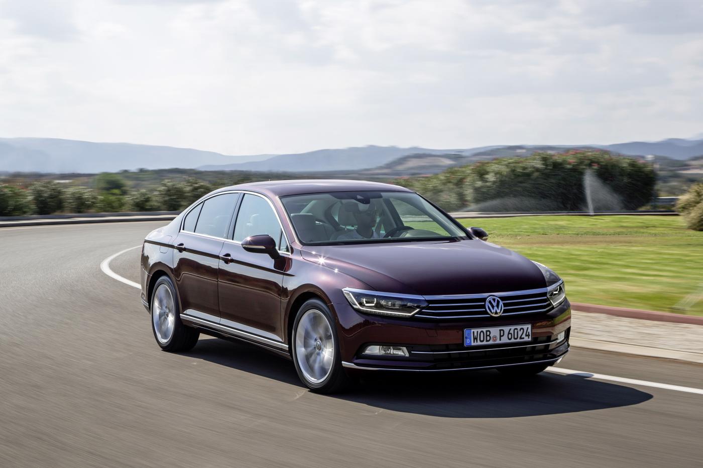 Volkswagen снижает цены на стартовые версии моделей Passat и Passat Variant