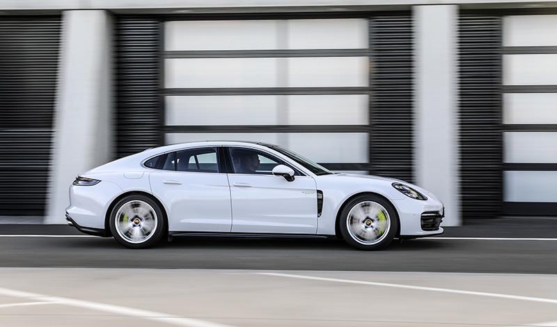 Рестайлинг Porsche Panamera E-Hybrid 2021